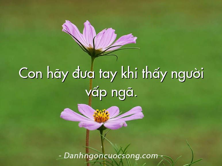 Con hãy đưa tay khi thấy người vấp ngã.