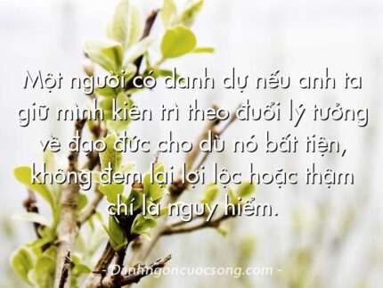 Một người có danh dự nếu anh ta giữ mình kiên trì theo đuổi lý tưởng về đạo đức cho dù nó bất tiện, không đem lại lợi lộc hoặc thậm chí là nguy hiểm.