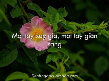 Một tay xay giã, một tay giần sàng