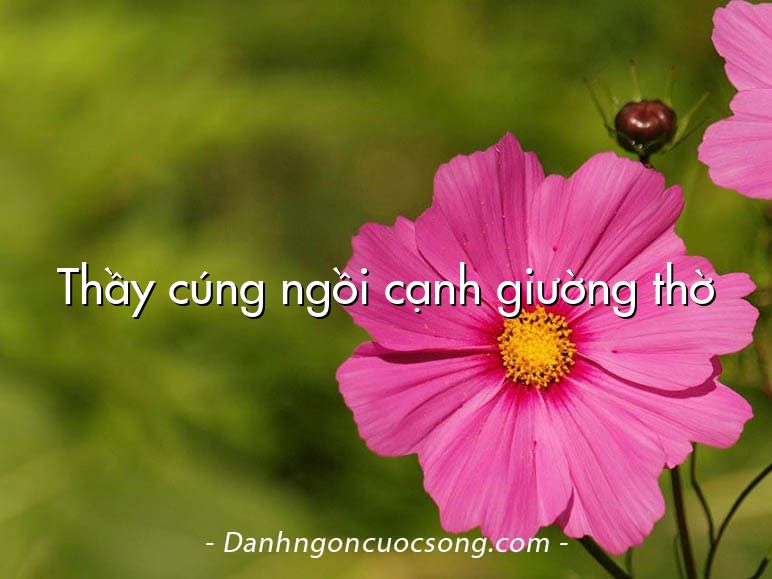 Thầy cúng ngồi cạnh giường thờ