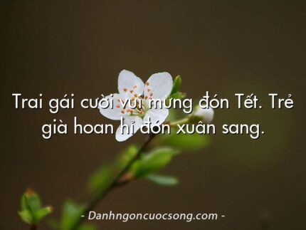 Trai gái cười vui mừng đón Tết. Trẻ già hoan hỉ đón xuân sang.