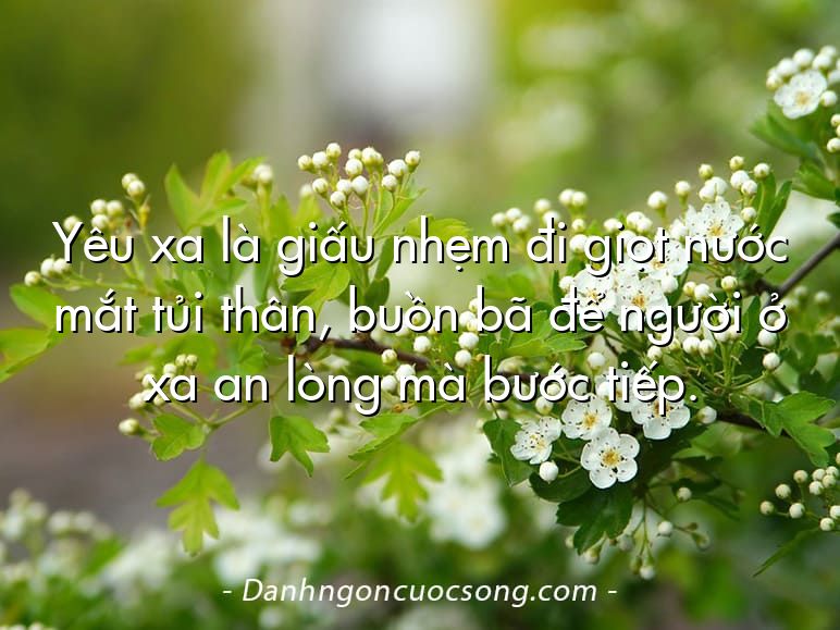 Yêu xa là giấu nhẹm đi giọt nước mắt tủi thân, buồn bã để người ở xa an lòng mà bước tiếp.